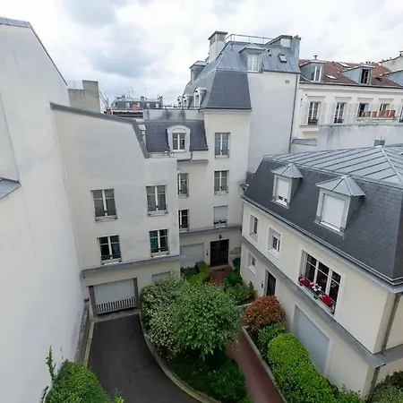 Lumineux A Batignolles / Villiers *